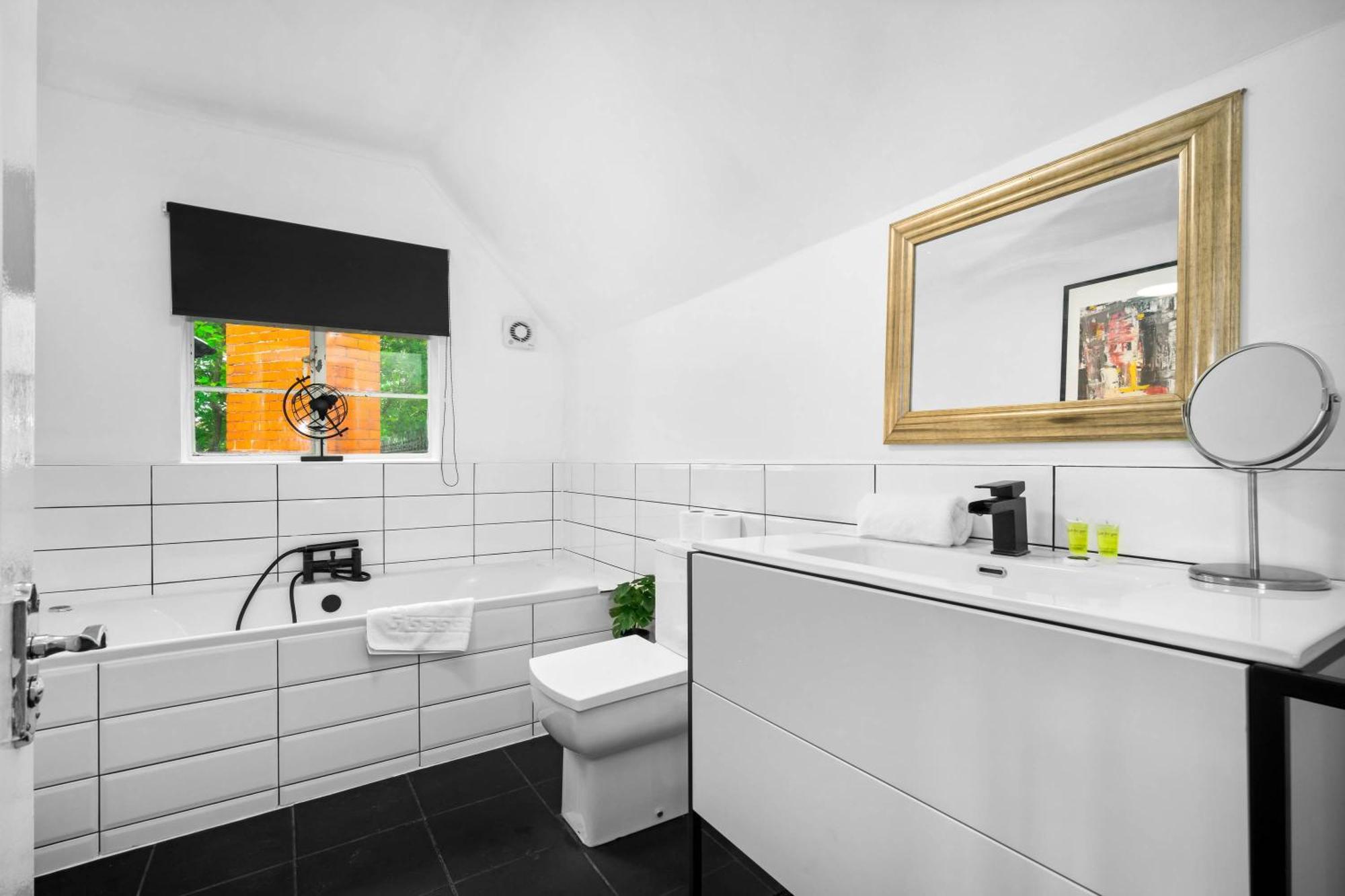 Stylish Apartment - Parking - Outdoor Terrace - Wolverhampton - Netlix - Wifi - 9Bpc Exterior foto